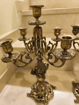 Par de candelabros dorados de metal