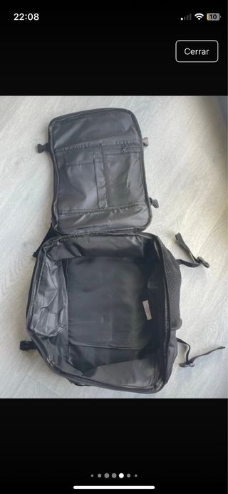 Mochila Negra debajo asiento avión