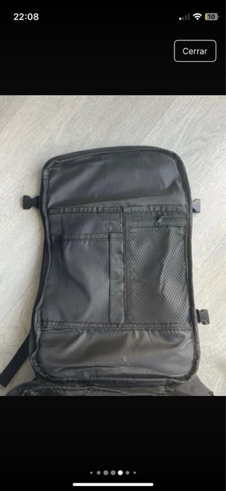 Mochila Negra debajo asiento avión