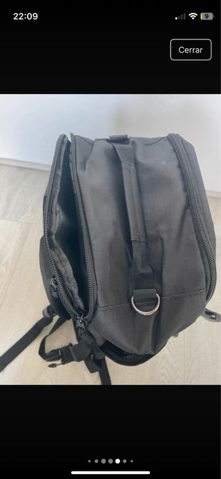 Mochila Negra debajo asiento avión