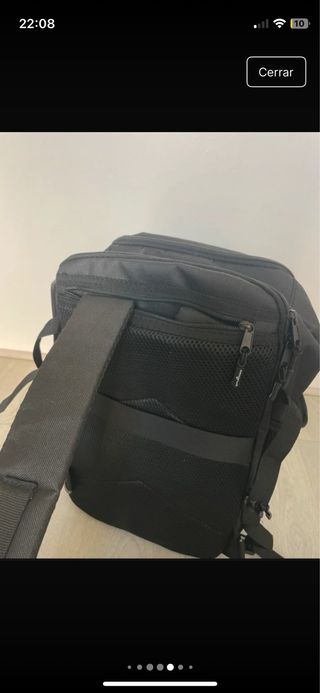 Mochila Negra debajo asiento avión