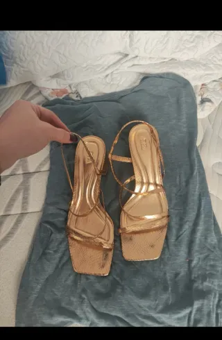 Sandalias tacón doradas ZARA