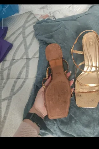 Sandalias tacón doradas ZARA