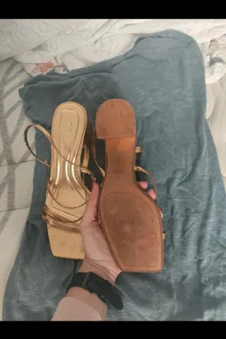 Sandalias tacón doradas ZARA