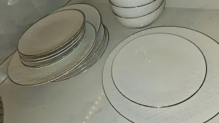 Vajilla de porcelana blanca con detalles dorados