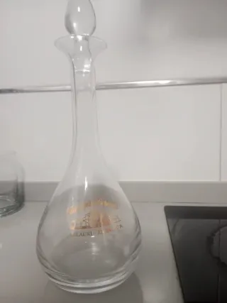 Decantador de cristal con detalles dorados