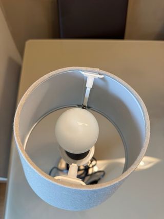 Lámpara de mesa beige y plateada