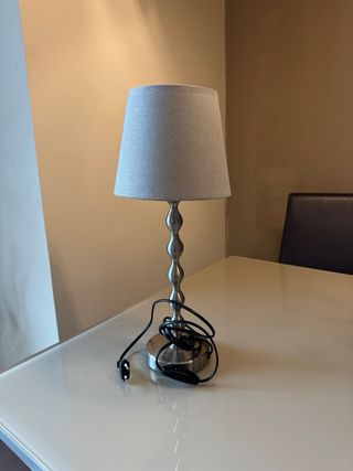 Lámpara de mesa beige y plateada