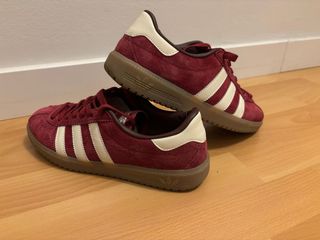 Zapatillas Adidas Bermuda color burdeos.