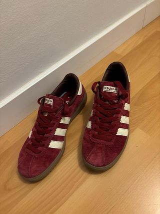 Zapatillas Adidas Bermuda color burdeos.