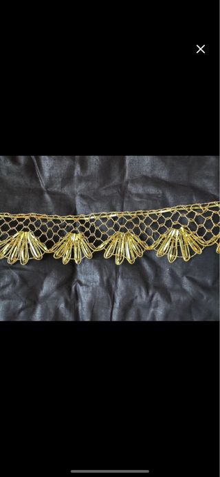 Encaje dorado con diseño de abanico