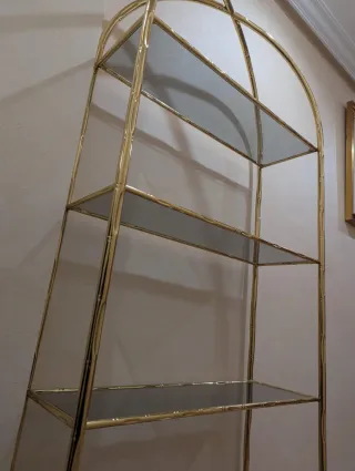 Estantería dorada con cristal