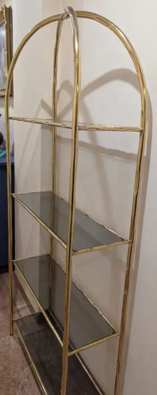 Estantería dorada con cristal