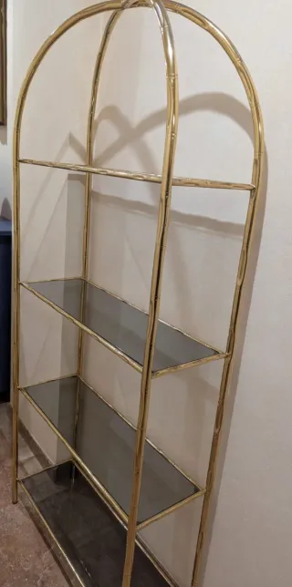 Estantería dorada con cristal