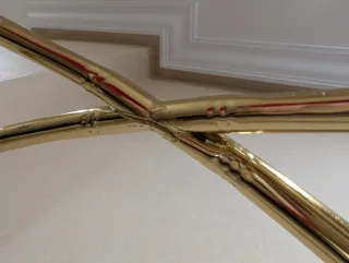 Estantería dorada con cristal