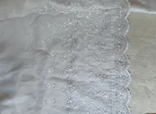 Cortinas blancas de tela con diseño