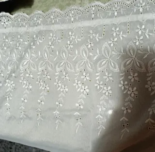 Cortinas blancas de tela con diseño
