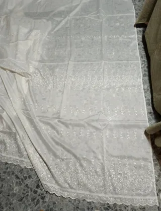 Cortinas blancas de tela con diseño