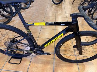 Berria NAII Gravel Negra y Amarilla