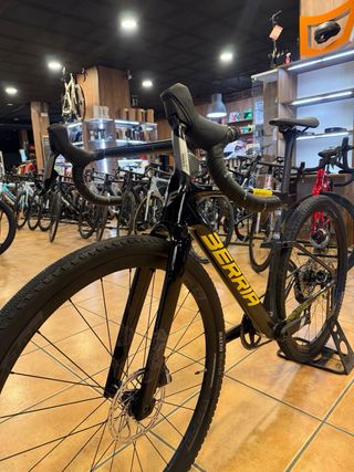 Berria NAII Gravel Negra y Amarilla