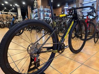 Berria NAII Gravel Negra y Amarilla