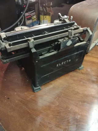 Macchina da scrivere Electa S.A. Torino