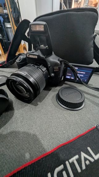Cámara Canon EOS 600D + Lente 18-55mm