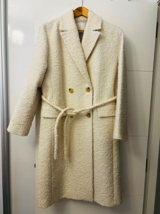 Abrigo beige doble botonadura