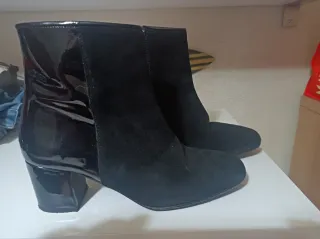 Botines negros mujer. Combina ante y charol.