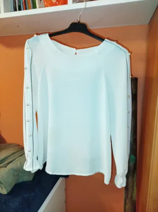 Blusa blanca de manga larga.Bonitas mangas.
