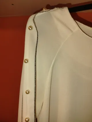 Blusa blanca de manga larga.Bonitas mangas.