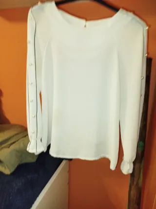 Blusa blanca de manga larga.Bonitas mangas.