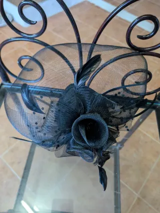 Tocado negro con plumas y flores