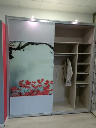 Armario empotrado con diseño de árbol