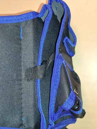 Porta herramientas negro y azul