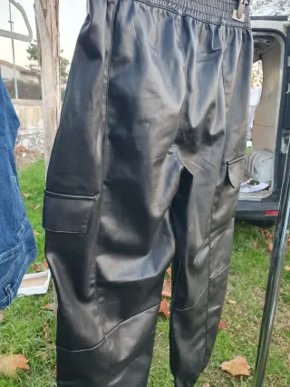Pantaloni neri in pelle