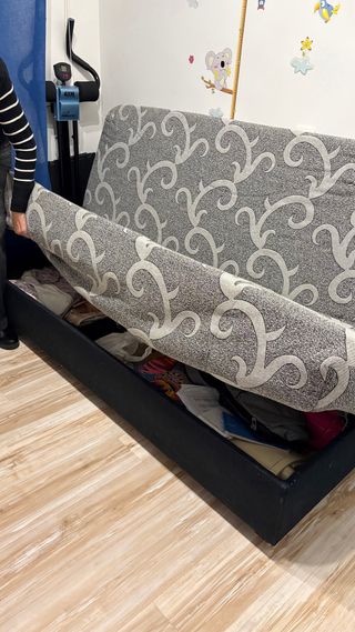 Sofá cama gris con estampado