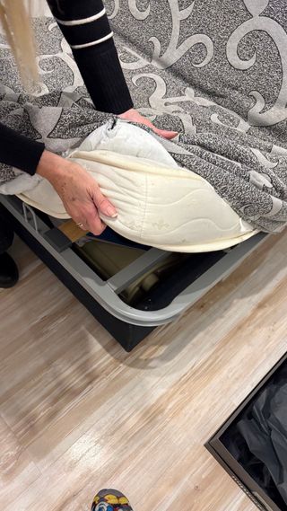 Sofá cama gris con estampado