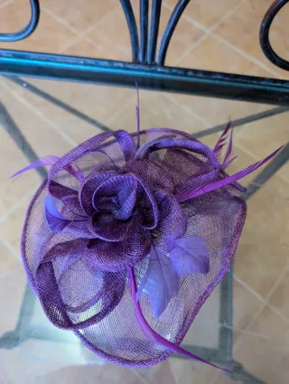 Tocado morado con plumas