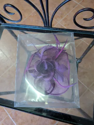 Tocado morado con plumas