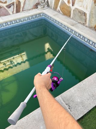 Caña y carrete de pesca spinning