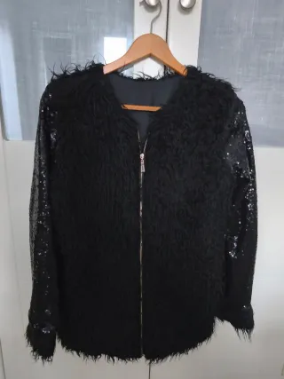 Chaqueta negra con lentejuelas y pelo