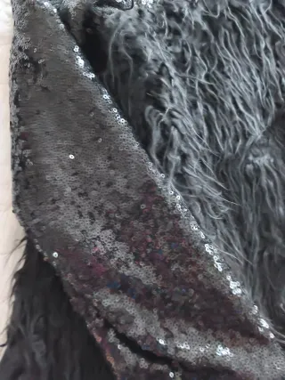 Chaqueta negra con lentejuelas y pelo