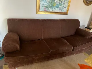 Sofá de tela marrón