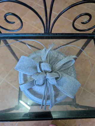 Tocado gris perla con lazo y plumas
