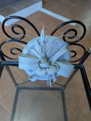 Tocado gris perla con lazo y plumas