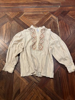 Camisa beige con encaje