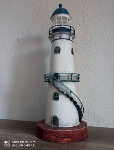 Faro decorativo de resina con luz