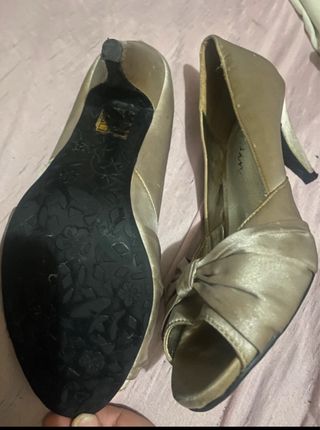 Tacones dorados