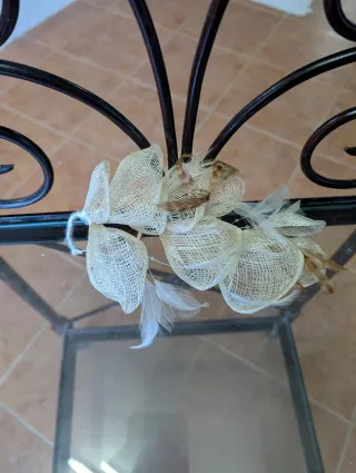 Tocado beige con plumas